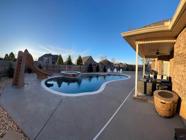 Building Photo - 305 Taylor Elaine Dr