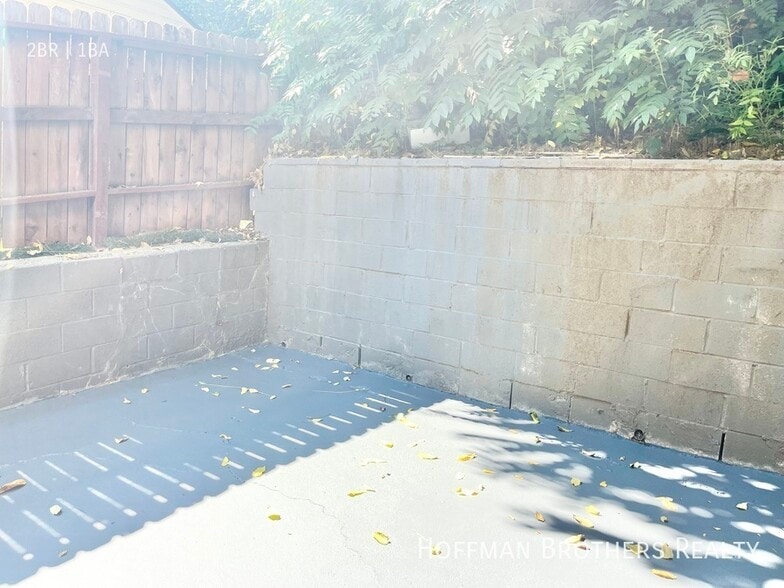 Building Photo - 1835 S Beverly Glen Blvd