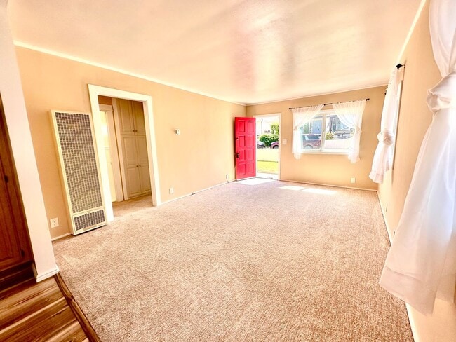 Building Photo - Coastal charm -2bd 1ba - blocks from Hermo...