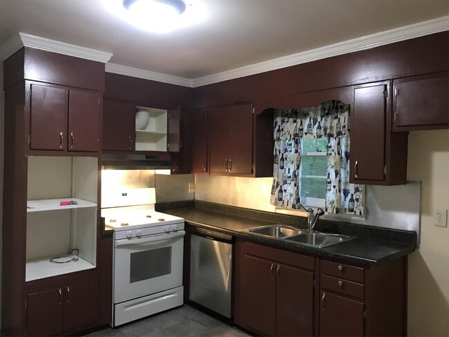 Building Photo - 1319 Greenview Dr