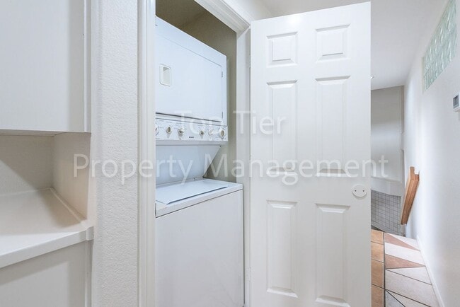 Building Photo - Beautiful 2 bed / 2 bath / 1286 sqft Condo...