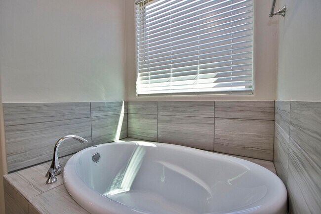 Building Photo - 729 C. Escondida