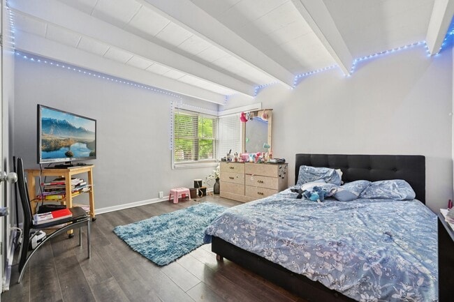 Building Photo - 2142 W Rosemont Ave