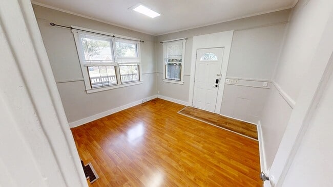 Building Photo - 900 Woodlawn Ave