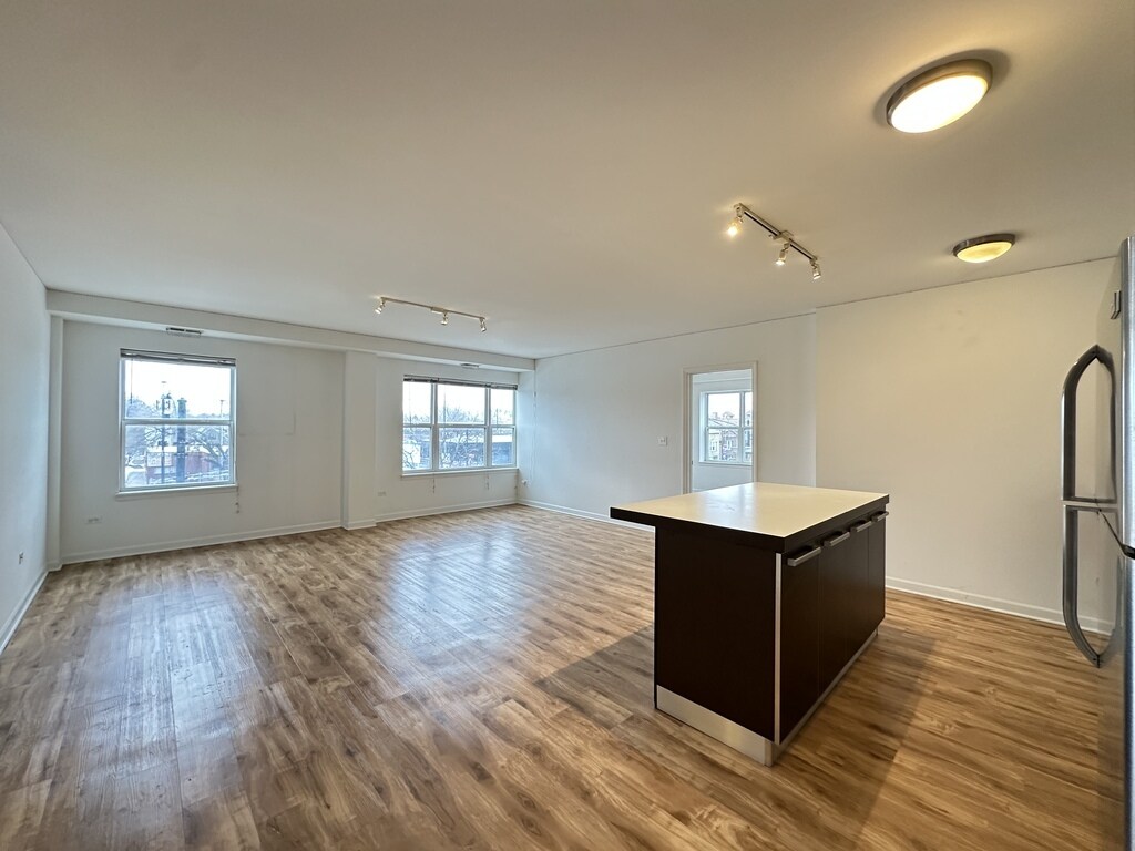 Building Photo - 1544 W Glenlake Ave