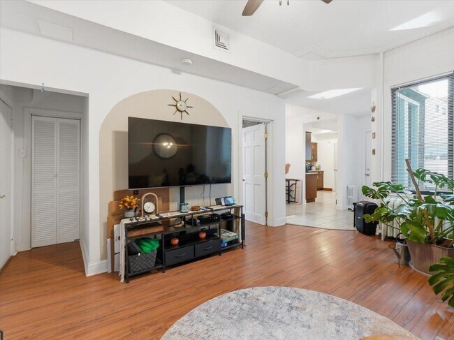 Building Photo - 207 19th St