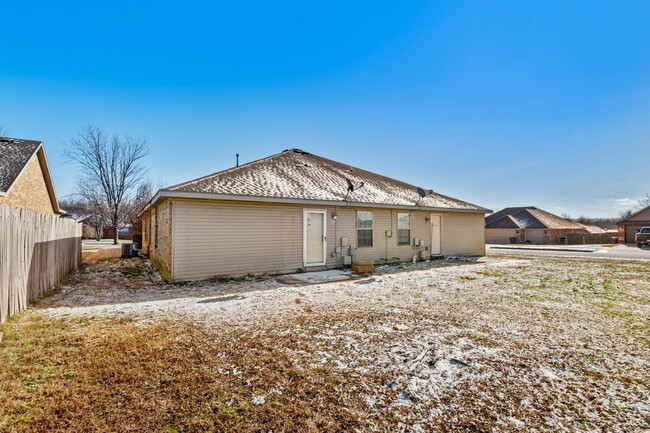 Building Photo - N Cassius Ln Duplex