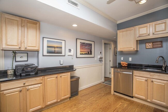 Building Photo - 633 Dorchester Ave