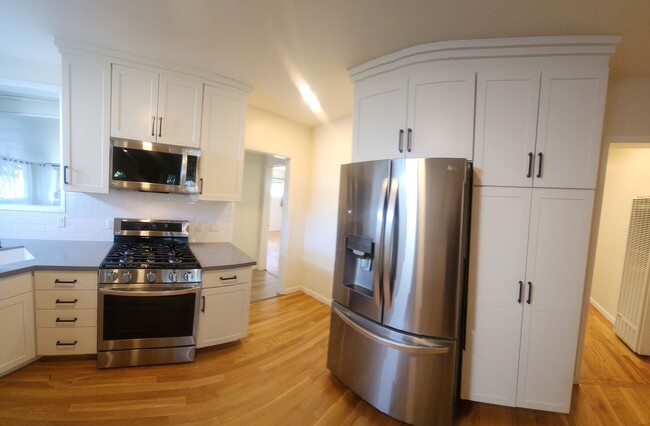 Building Photo - Well maintained 5 bedroom 2 bath with garage