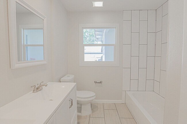 Building Photo - Pre Leasing for fall 2026! 4/2 in Medical District