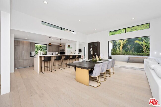 Building Photo - 2048 N Beverly Dr