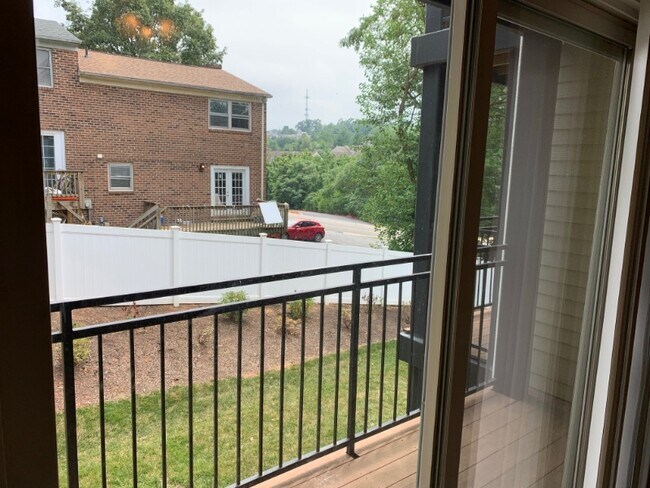 Building Photo - 1390 Hunters Rd