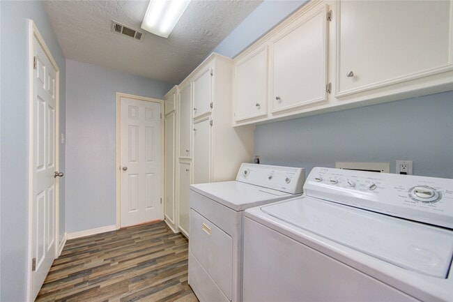Building Photo - 17206 Seven Pines Dr
