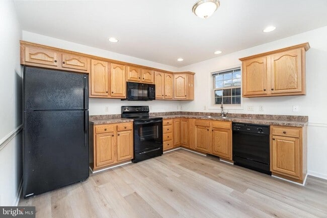 Building Photo - 6383 CREEKBEND