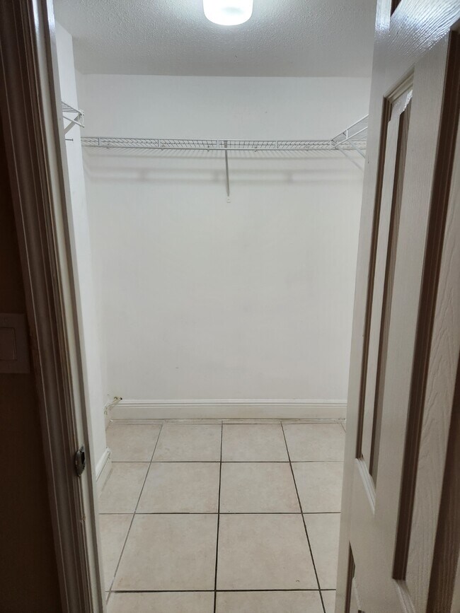 Building Photo - 9950 N Kendall Dr