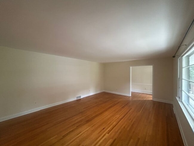 Building Photo - 10 Bevlyn Dr