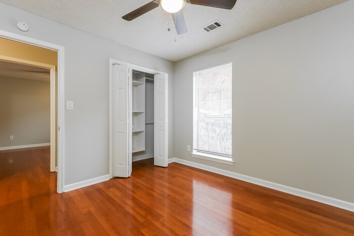 Building Photo - 210 Dogwood Pl Dr