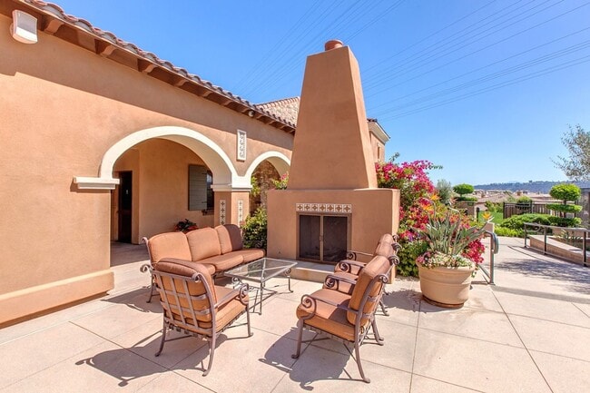 Building Photo - Nicely upgraded townhouse in resort-like E...