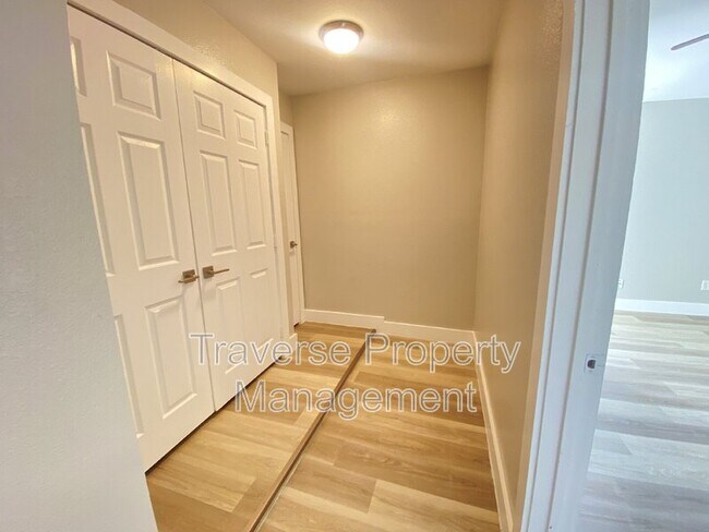 Building Photo - 5125 Sunshine Dr