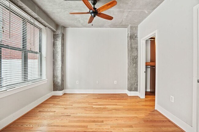 Building Photo - Logan Circle Loft with Garage Parking!