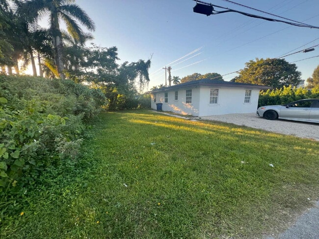 Building Photo - Updated 3/1 Home for Rent Close to Downtown Fort Myers Fun & Dining!