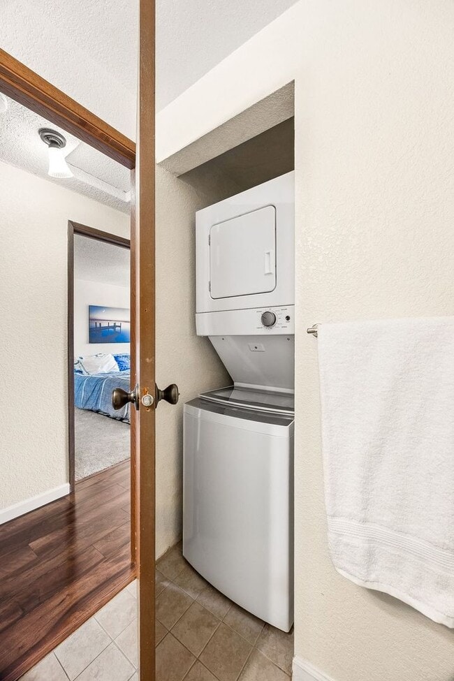 Building Photo - Charming 2 bed, 1 bath Lynnwood Condo, $1695/mo.