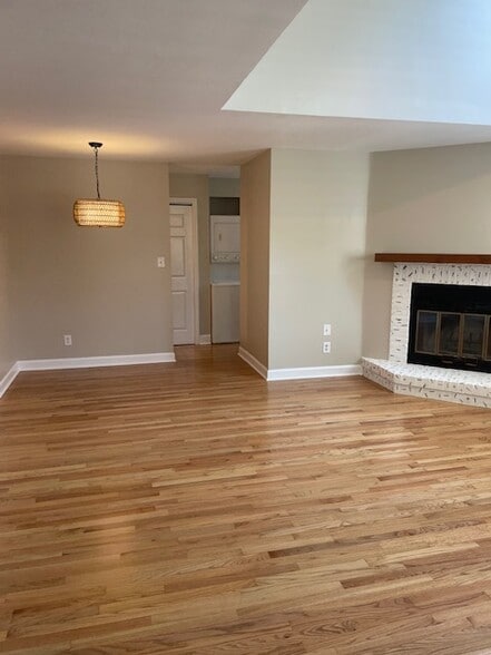 Open concept with seamless flow to dining area. - 815 Lexington Ave
