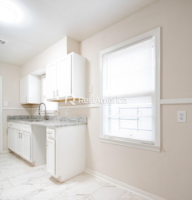Building Photo - Newly Renovated 3/1 in 38109!