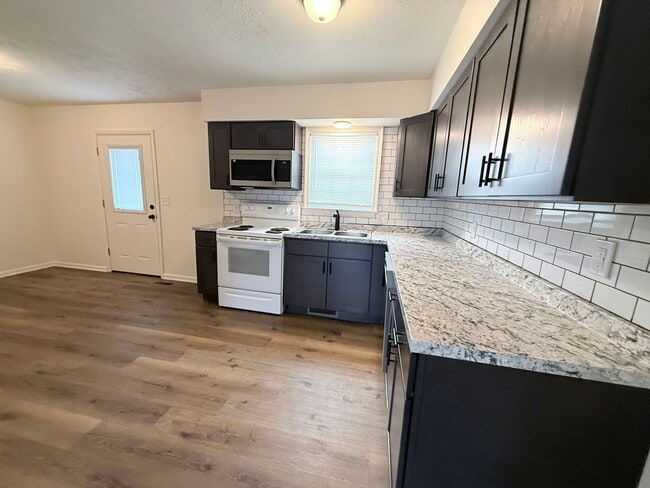 Building Photo - 52 S Front St