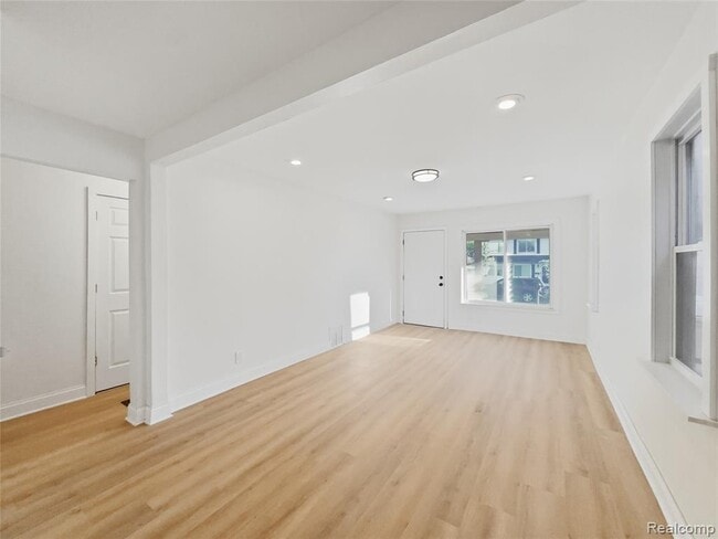 Building Photo - 329 W Muir Ave