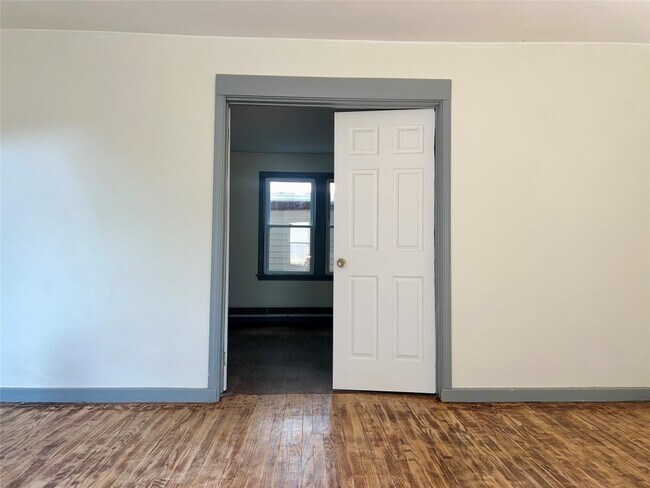 Building Photo - 216 Robinson St