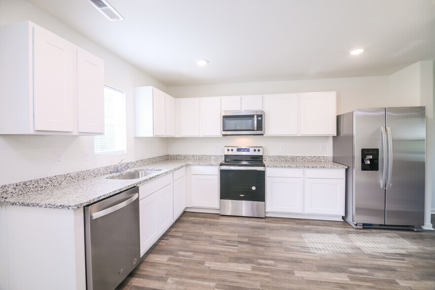 Building Photo - 2205 Samuel Ln
