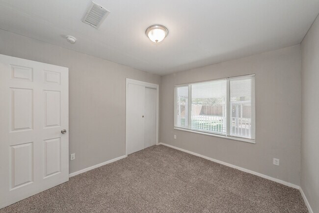 Building Photo - 2914 Scottsbluff Dr