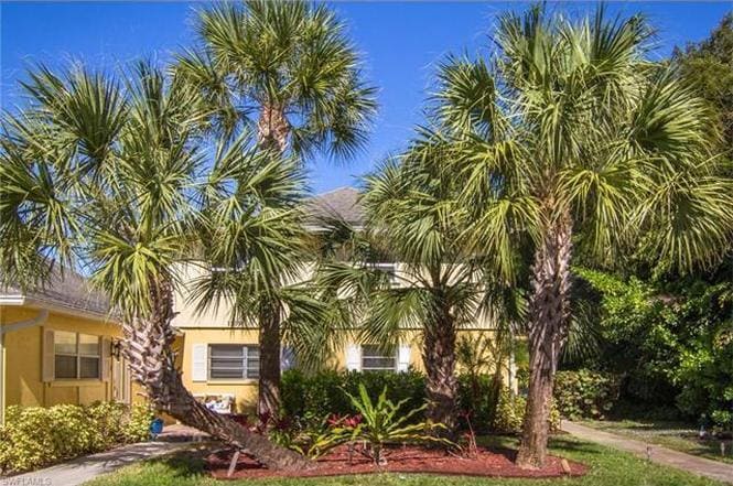 Front Yard with 2 assigned parking spaces - 1219 Solana Rd