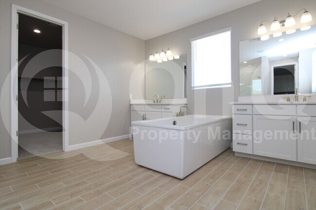 Building Photo - 5976 E Quail Ave