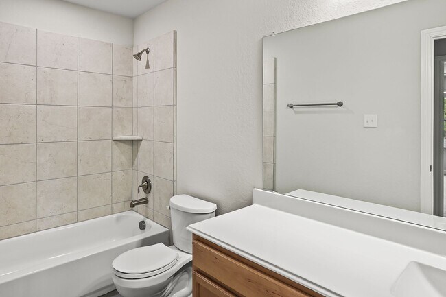 Building Photo - 4 Bedroom/3 bath home Southglen Subdivision