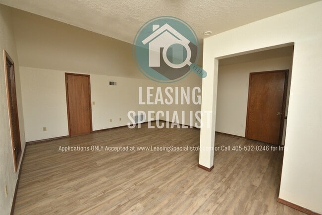 Building Photo - Central Norman 3 Bed 3 Bath MOVE IN SPECIA...