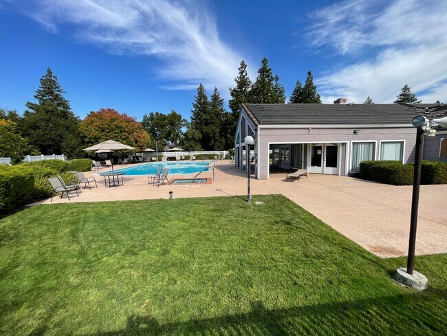 Building Photo - Wonderful 3 Bedroom with 2 Bath Downstairs Unit.