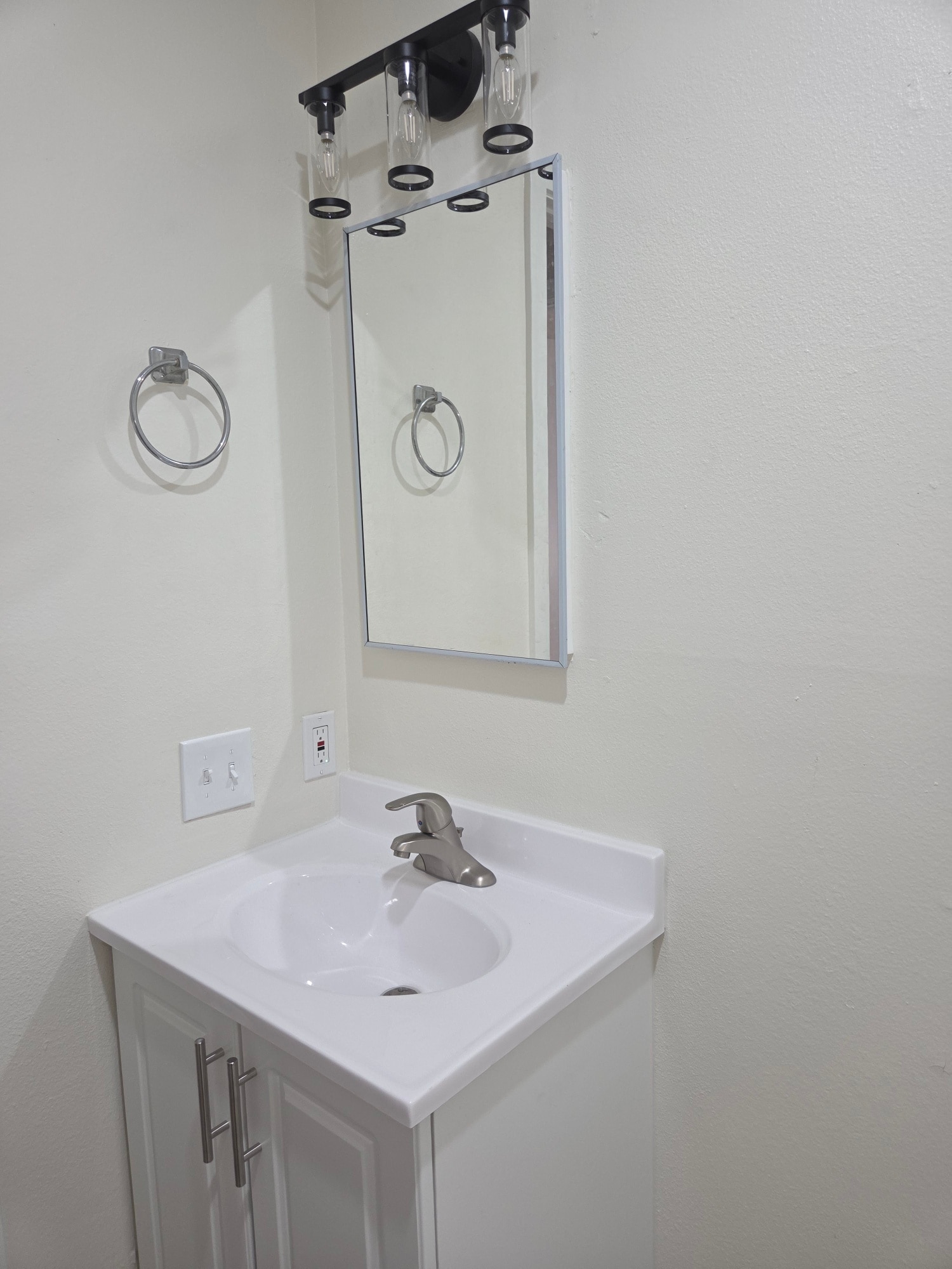 full bathroom - 5530 Ackerfield Ave