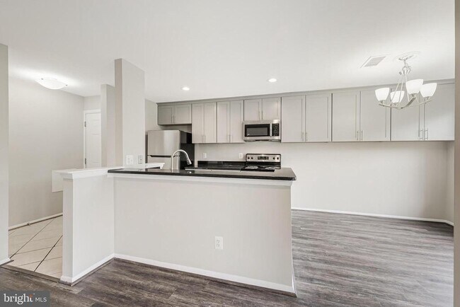 Building Photo - 1719 Ascot Way