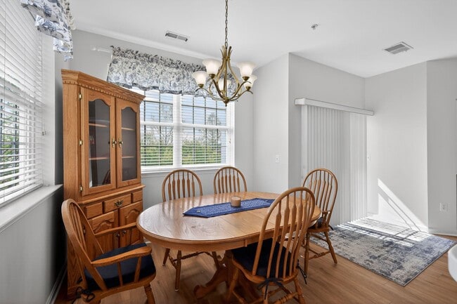 Building Photo - 2605 Chapel Lake Dr