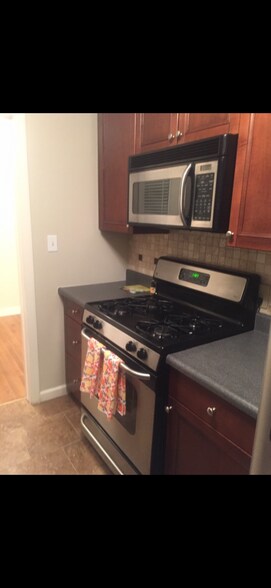 Stainless steel appliances - 4227 Edgewood Plz