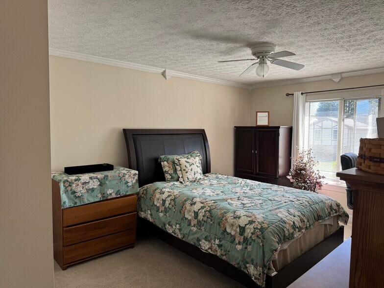 Building Photo - 1812 Lakeview Dr