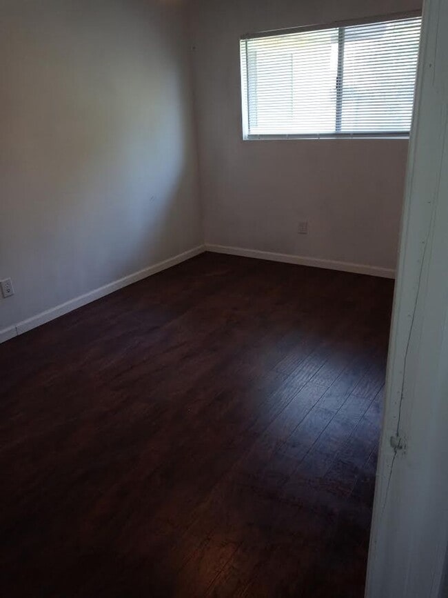 Building Photo - Newly remodeled duplex!