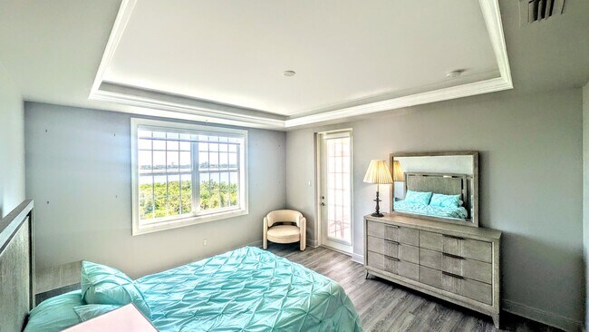 Building Photo - Annual Turnkey 3/3 penthouse on waterfront in Osprey