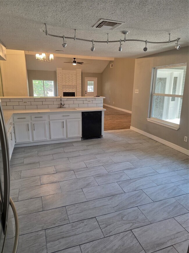 Building Photo - 3214 S Briar Knoll Dr