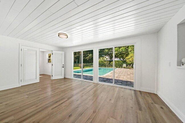 Building Photo - 2416 N W Everglades Blvd