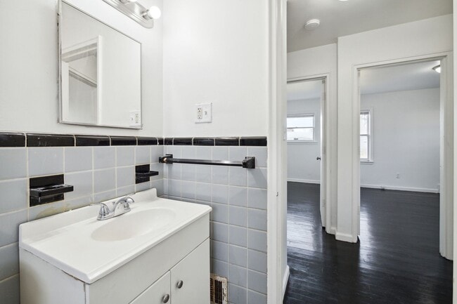 Building Photo - 3 Bedroom 1 Bath $1200