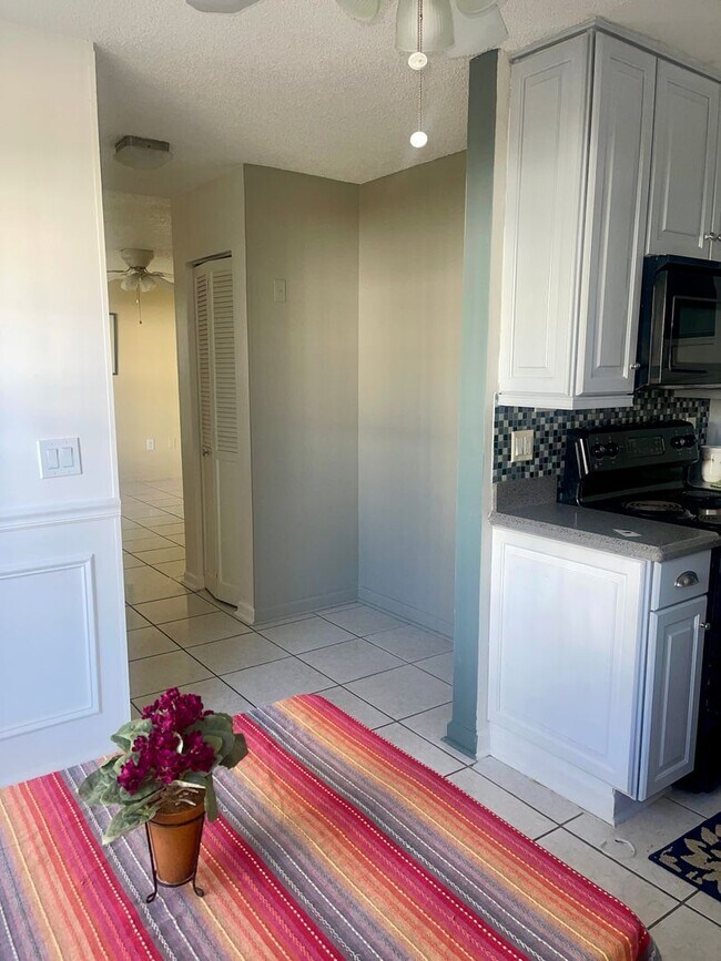 Building Photo - Discover Easy Florida Living in Holly Hill!