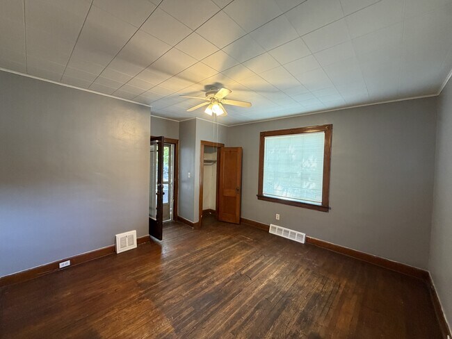 Building Photo - 7204 Lawn Ave